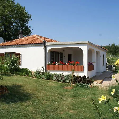 Spacious Near Sea In Holiday home *